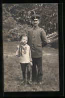 AK Mann In Eisenbahner-Uniform Mit 6 Jährigem Sohn  - Treinen