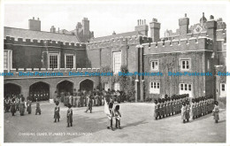 R645864 London. St. James Palace. Changing Guard. Valentine. Silveresque - Autres & Non Classés