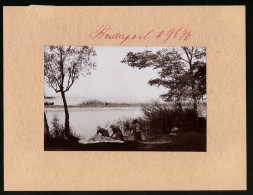 Fotografie Brück & Sohn Meissen, Ansicht Siofok, Waschfrauen Am Ufer Des Plattensee  - Places