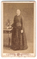 Fotografie E. Hofmann, Windsheim, Rothenburger Beigasse, Junge Dame In Hübscher Kleidung  - Anonymous Persons