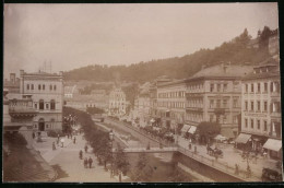 Fotografie Brück & Sohn Meissen, Ansicht Karlsbad, Blick In Die Kreuzgasse Mit Dem Kurhaus  - Places