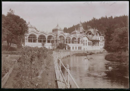 Fotografie Brück & Sohn Meissen, Ansicht Karlsbad, Partie Am Fluss Mit Blick Zum Cafesalon Kaiserpark  - Lieux