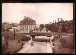 Fotografie Brück & Sohn Meissen, Ansicht Finsterwalde N.L., Blick Auf Die Bahnüberführung Mit Sonnewalder Strasse  - Lieux