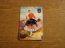Carte Brodée "Sous Le Ciel De Provence - Au Beau Pays De La Lavande" - Jeune Femme Costume Brodé/Tissu - 10,5x15cm Env. - Bestickt