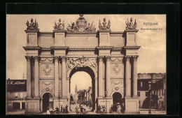 AK Potsdam, Besucher Am Brandenburger Tor  - Potsdam