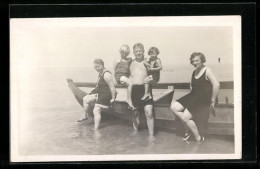 Foto-AK Familie In Bademode Auf Einem Boot Sitzend  - Fashion