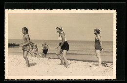 Foto-AK Damen In Bademode Am Strand  - Mode