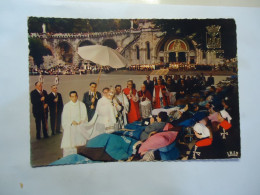 FRANCE   POSTCARDS  LOURDES  RELIGIOUS CEREMONY  PEOPLES IN CHURCH - Other & Unclassified