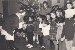 Santa Claus Children Christmas Giving Original Old Photo - Kerstman