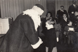 Santa Claus Children Christmas Giving Original Old Photo - Kerstman