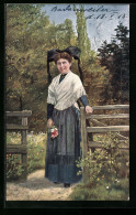 AK Frau In Schwarzwälder Tracht Mit Blumen In Einem Garten  - Costumes