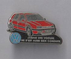 PIN'S THEME VOITURE  WOLKSWAGEN   GOLF    JAMAIS UNE VOITURE NE S'EST JAMAIS AUSSI BIEN CONDUITE SIGNE  DECAT - Volkswagen