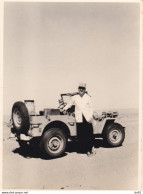 MILITAIRE EN TONG ET JEEP DESERT 1962 - Oorlog, Militair