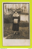 Carte Photo Jeune Femme Avec Manteau Chapeau Et Manchon Dans Un Jardin Devant Une Statue à Situer - Photographs