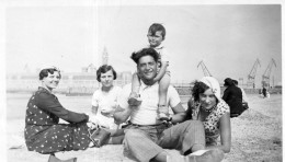 Photographie Vintage Photo Snapshot Plage Beach Groupe Famille Drôle Gag - Places