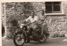 Photographie Vintage Photo Snapshot Motocyclette Moto Motocycle Couple - Andere & Zonder Classificatie