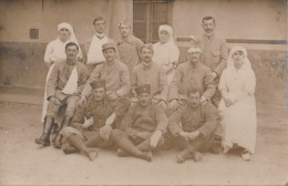 CARTE PHOTO BLESSES MILITAIRES  INFIRMIERES DE LA CROIX ROUGE - A Identificar