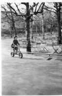 Photographie Vintage Photo Snapshot Vélo Bicyclette Bicycle Drôle Gag - Autres & Non Classés