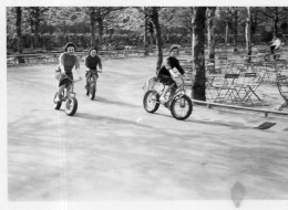 Photographie Vintage Photo Snapshot Vélo Bicyclette Bicycle Drôle Gag  - Autres & Non Classés
