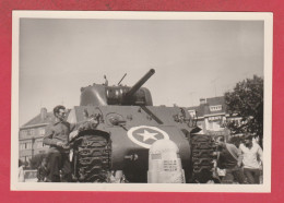 Bastogne - Place Général Mc Auliffe ... Tank Sherman / Photo 13 Cm Sur 9 Cm - ( Voir Verso ) - Bastenaken