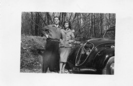 Photographie Vintage Photo Snapshot Automobile Voiture Car Auto Couple - Automobiles