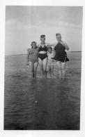 Photographie Vintage Photo Snapshot Blainville Maillot Bain Baignade Mer Sea - Lieux