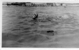 Photographie Vintage Photo Snapshot Tête Bain Baignade Nage Bonnet - Andere & Zonder Classificatie