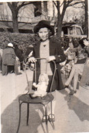 Photographie Vintage Photo Snapshot Chaise Jardin Enfant Fillette Poupée Doll - Anonymous Persons