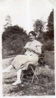 Photographie Vintage Photo Snapshot Tricot Tricoteuse Tricoter Laine Jardin - Personnes Anonymes