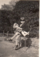 Photographie Vintage Photo Snapshot Chaise Jardin Enfant Fillette Poupée Doll - Personnes Anonymes