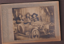 Old Photo On Hardboard - Carton - Karton :  Surrealisme : 3 Lady's In A Car Auto  ( 11.5 X 8 Cm ) - Auto's