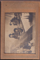 Old Photo On Hardboard - Carton - Karton :  Surrealisme : 3 Lady's In A Plain - Vliegtuig - Avion   ( 11.5 X 8 Cm ) - Aviación