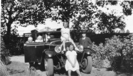 Photographie Vintage Photo Snapshot Automobile Voiture Car Auto Paramé Groupe - Automobiles