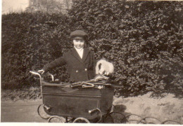 Photographie Vintage Photo Snapshot Landau Poussette Enfant Fillette Poupée Doll - Personnes Anonymes