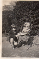 Photographie Vintage Photo Snapshot Chaise Jardin Enfant Fillette Poupée Doll - Personnes Anonymes