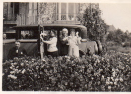 Photographie Vintage Photo Snapshot Automobile Voiture Car Auto Famille - Automobile