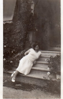 Photographie Vintage Photo Snapshot Mode Fashion Sexy Perron Escalier Allongée - Anonymous Persons