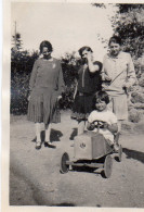 Photographie Vintage Photo Snapshot Voiture à Pédales Jouet Toy Enfant Child  - Personnes Anonymes