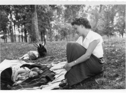 Photographie Vintage Photo Snapshot Mère Enfant Mode Dormir Sleeping Repos - Personnes Anonymes