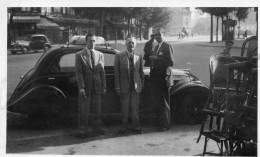 Photographie Vintage Photo Snapshot Automobile Voiture Car Auto Paris ? Mode - Anonymous Persons