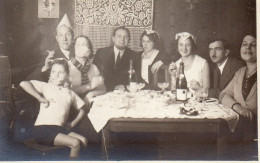 Photographie Vintage Photo Snapshot Repas Bouteille Bottle Drôle Table - Anonymous Persons