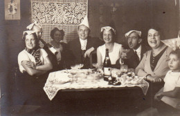 Photographie Vintage Photo Snapshot Repas Bouteille Bottle Drôle Table - Personnes Anonymes