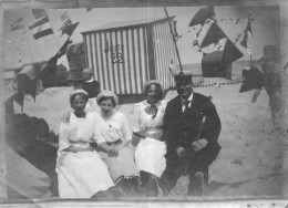 Photographie Vintage Photo Snapshot Plage Beach Maillot Bain Mer Baignade Cabine - Lieux