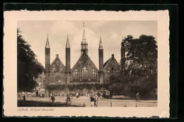 AK Lübeck, Passanten Vor Dem Hl. Geist-Hospital  - Luebeck