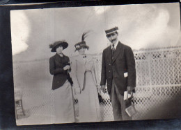 Photographie Vintage Photo Snapshot Mode Fashion Chapeau Hat élégance Chic Trio  - Sonstige & Ohne Zuordnung