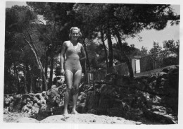 Photographie Vintage Photo Snapshot Boulouris Saint-Raphaël Sexy Maillot Bain - Personnes Anonymes