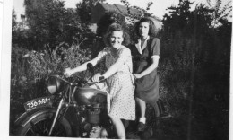 Photographie Vintage Photo Snapshot Motocyclette Moto Motocycle Femme - Other & Unclassified