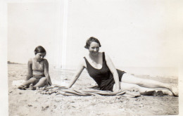 Photographie Vintage Photo Snapshot Fillette Maillot Bain Fille Enfant Plage  - Places