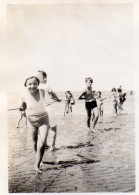 Photographie Vintage Photo Snapshot Fillette Maillot Bain Fille Enfant Corde - Orte