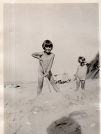 Photographie Vintage Photo Snapshot Fillette Maillot Bain Fille Enfant Sable  - Anonymous Persons